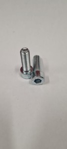 Śruba M8x25 DIN-912 8.8 Zn