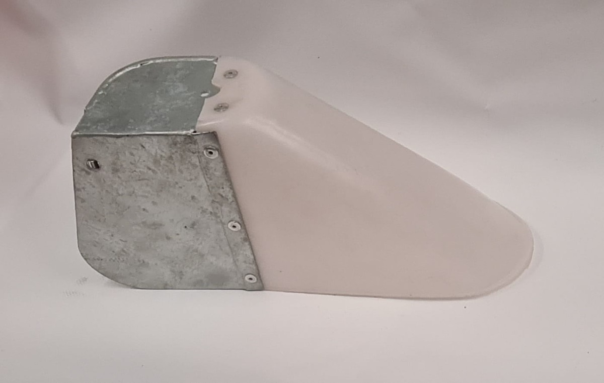 Osłona końcowa belki herbicydowej z kapturem lewa ocynk