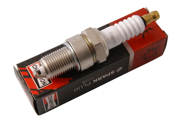Świeca zapłonowa Champion RN9YC na klucz 21 mm, długi gwint OHV do traktorów z silnikami ECV7000,ECV800